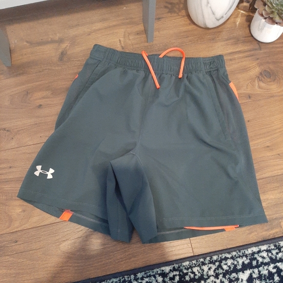 Under Armour Pants - 3/$25🎉 Under Armour Shorts w/ built in Spandex
